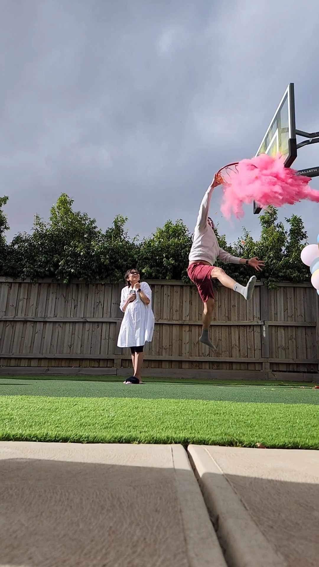 Gender Reveal Basketball – Slam Dunk Baby Reveal with Pink or Blue Powder
